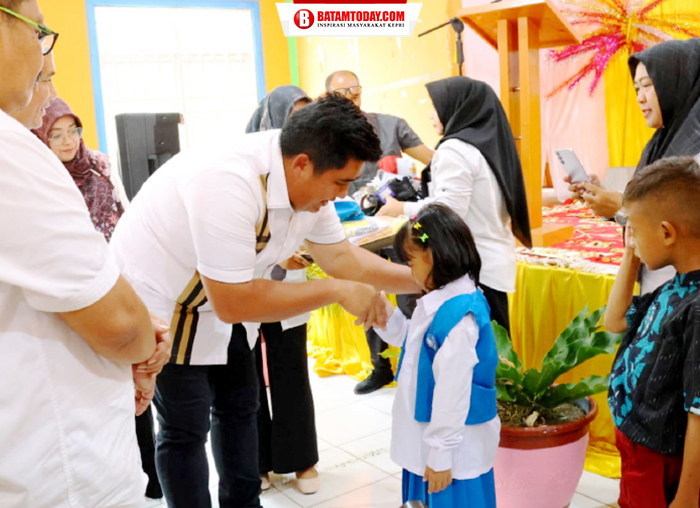 Bupati Bintan saat menyerahkan seragam sekolah kepada siswa